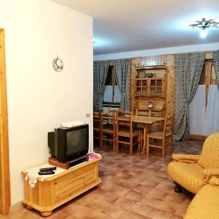 With 3 Bedrooms In With Wonderful Mountain View And Terrace 2 Km From The Slopes דירה