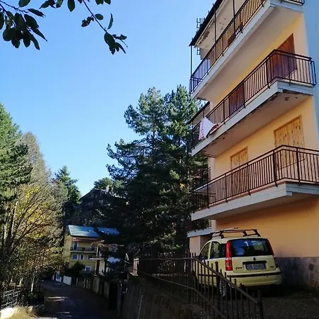 With 3 Bedrooms In With Wonderful Mountain View And Terrace 2 Km From The Slopes דירה