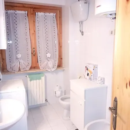 With 3 Bedrooms In With Wonderful Mountain View And Terrace 2 Km From The Slopes דירה