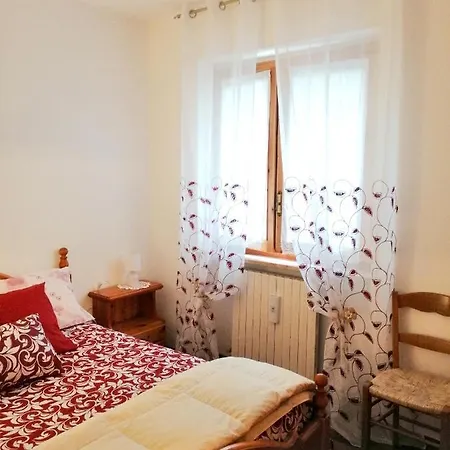 With 3 Bedrooms In With Wonderful Mountain View And Terrace 2 Km From The Slopes דירה